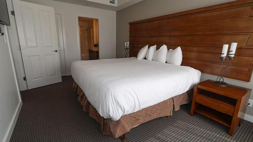 318-400 Stemwinder Drive, Kimberley, BC - Indoor Photo Showing Bedroom