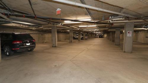318-400 Stemwinder Drive, Kimberley, BC - Indoor Photo Showing Garage