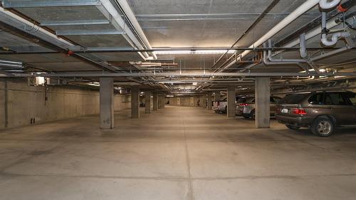 318-400 Stemwinder Drive, Kimberley, BC - Indoor Photo Showing Garage