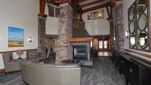 318-400 Stemwinder Drive, Kimberley, BC - Indoor With Fireplace