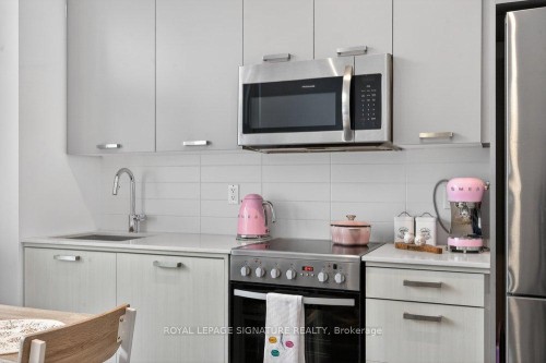 109-2301 Danforth Avenue, Toronto, ON - Indoor Photo Showing Kitchen With Upgraded Kitchen