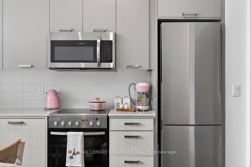 109-2301 Danforth Avenue, Toronto, ON - Indoor Photo Showing Kitchen With Upgraded Kitchen