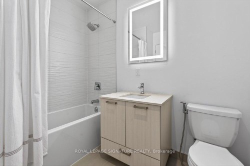 109-2301 Danforth Avenue, Toronto, ON - Indoor Photo Showing Bathroom