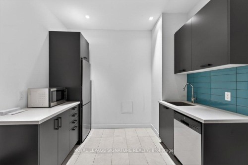 109-2301 Danforth Avenue, Toronto, ON - Indoor Photo Showing Kitchen