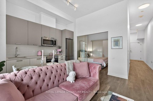 109-2301 Danforth Avenue, Toronto, ON - Indoor