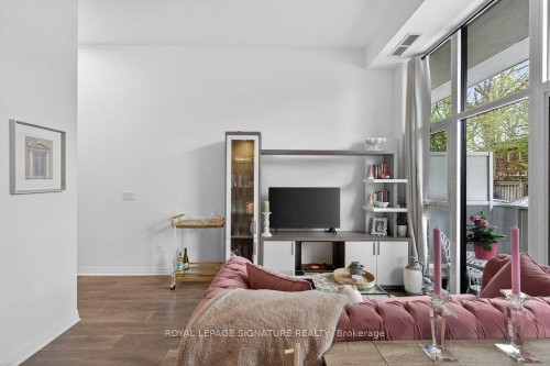 109-2301 Danforth Avenue, Toronto, ON - Indoor Photo Showing Bedroom