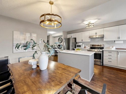 61 Sprucedale Way, Whitby, ON - Indoor Photo Showing Kitchen With Upgraded Kitchen