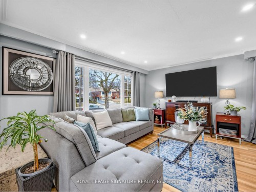 7 Jarwick Drive, Toronto, ON - Indoor Photo Showing Living Room