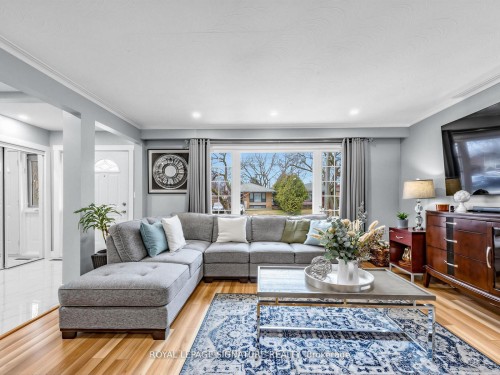 7 Jarwick Drive, Toronto, ON - Indoor Photo Showing Living Room