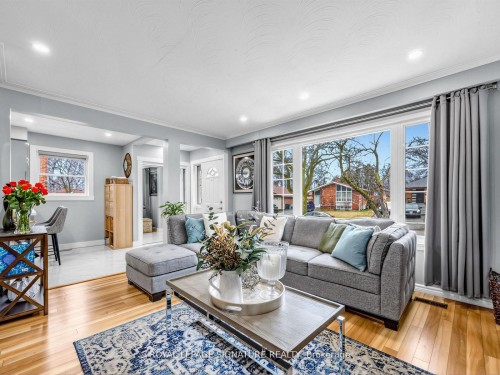 7 Jarwick Drive, Toronto, ON - Indoor Photo Showing Living Room