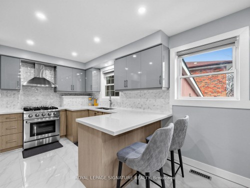 7 Jarwick Drive, Toronto, ON - Indoor Photo Showing Kitchen With Upgraded Kitchen