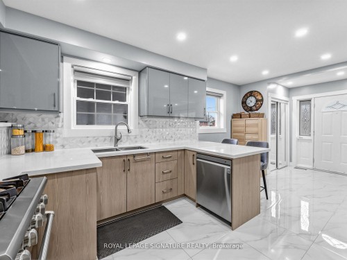 7 Jarwick Drive, Toronto, ON - Indoor Photo Showing Kitchen With Double Sink With Upgraded Kitchen