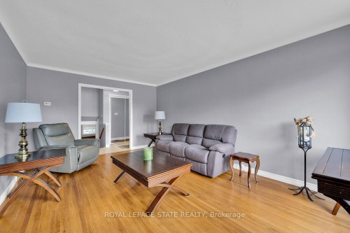 24 Oxford Street, Brantford, ON - Indoor Photo Showing Living Room