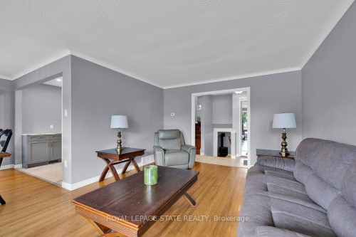 24 Oxford Street, Brantford, ON - Indoor Photo Showing Kitchen With Upgraded Kitchen