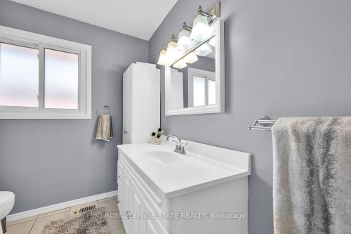 24 Oxford Street, Brantford, ON - Indoor Photo Showing Bathroom