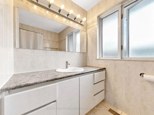 Upper-14 Hedges Boulevard, Toronto, ON - Indoor Photo Showing Bathroom