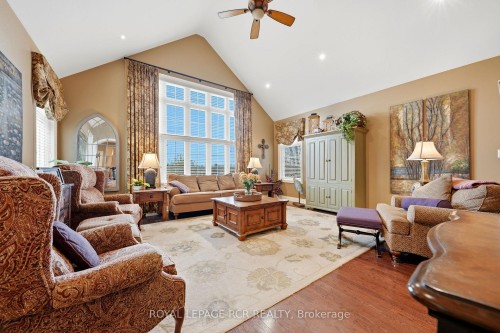 8 Masters Creek Boulevard, Mono, ON - Indoor Photo Showing Living Room