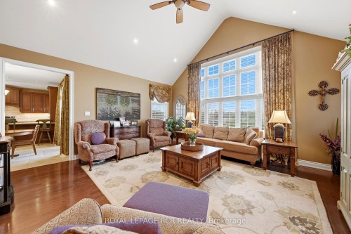 8 Masters Creek Boulevard, Mono, ON - Indoor Photo Showing Living Room