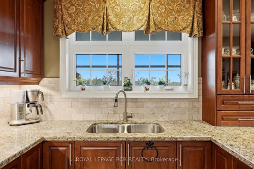 8 Masters Creek Boulevard, Mono, ON - Indoor Photo Showing Kitchen With Double Sink With Upgraded Kitchen
