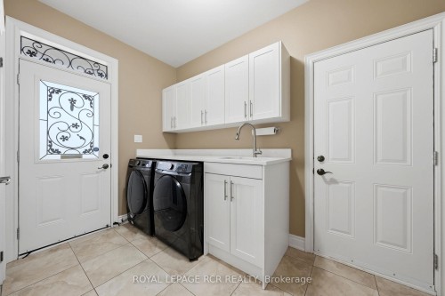 8 Masters Creek Boulevard, Mono, ON - Indoor Photo Showing Laundry Room