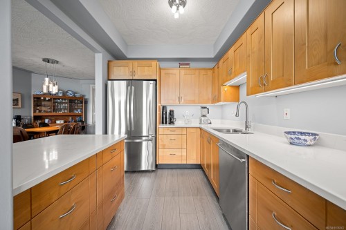 #303-1912 Comox Ave, Comox, BC - Indoor Photo Showing Kitchen