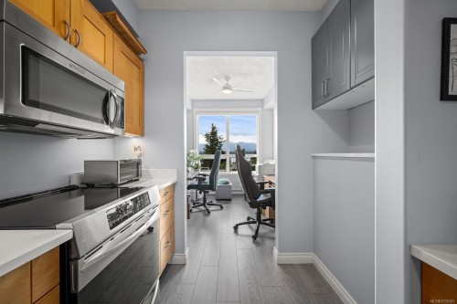 #303-1912 Comox Ave, Comox, BC - Indoor Photo Showing Kitchen