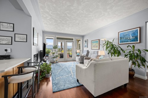 #303-1912 Comox Ave, Comox, BC - Indoor Photo Showing Living Room