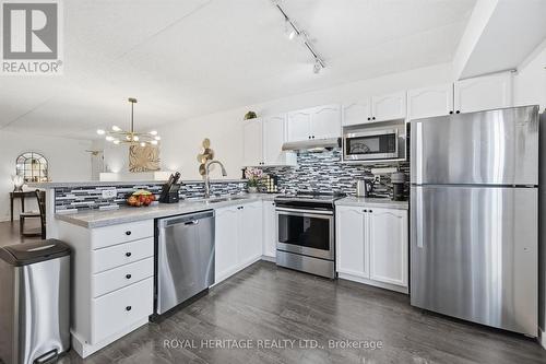 305 - 1421 Walker'S Line, Burlington, ON - Indoor Photo Showing Kitchen With Upgraded Kitchen