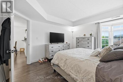 305 - 1421 Walker'S Line, Burlington, ON - Indoor Photo Showing Bedroom
