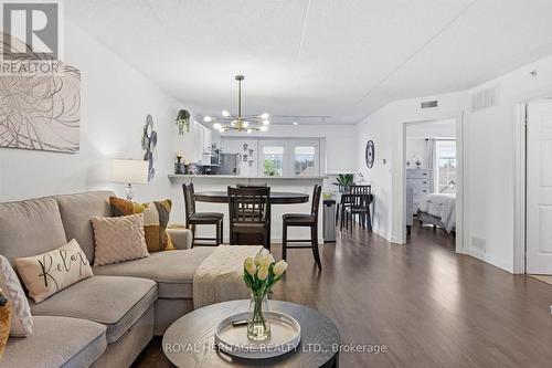 305 - 1421 Walker'S Line, Burlington, ON - Indoor Photo Showing Living Room