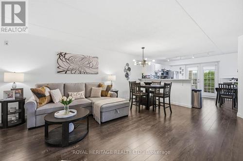 305 - 1421 Walker'S Line, Burlington, ON - Indoor Photo Showing Living Room