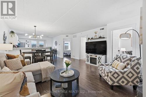305 - 1421 Walker'S Line, Burlington, ON - Indoor Photo Showing Living Room