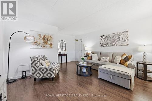 305 - 1421 Walker'S Line, Burlington, ON - Indoor Photo Showing Living Room