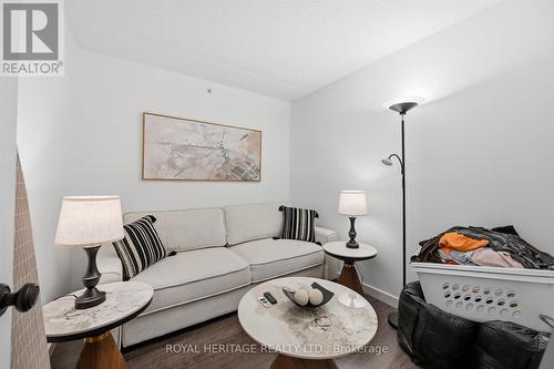 305 - 1421 Walker'S Line, Burlington, ON - Indoor Photo Showing Living Room