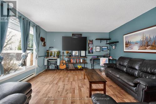 3928 Edgehill Road, Ramara, ON - Indoor Photo Showing Living Room
