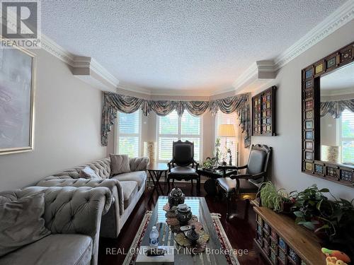6403 Osprey Boulevard, Mississauga, ON - Indoor Photo Showing Living Room