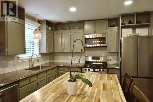 Built In microwave - 238 Mccrea Drive, Clearview (Stayner), ON - Indoor Photo Showing Kitchen With Upgraded Kitchen