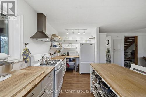 6922 Flewellyn Road, Ottawa, ON - Indoor Photo Showing Kitchen