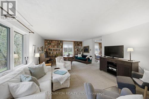 6922 Flewellyn Road, Ottawa, ON - Indoor Photo Showing Living Room