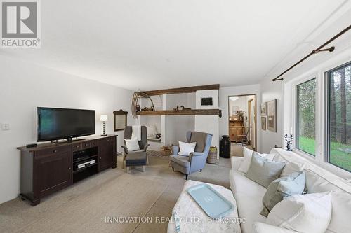 6922 Flewellyn Road, Ottawa, ON - Indoor Photo Showing Living Room