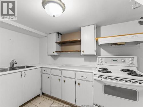 962 Merritt, Windsor, ON - Indoor Photo Showing Kitchen With Double Sink