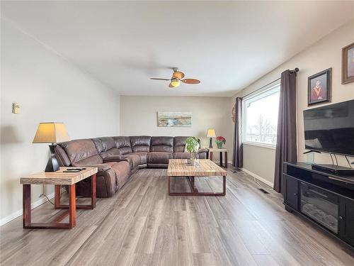 49084 Service Road, Brandon, MB - Indoor Photo Showing Living Room