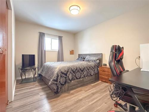 49084 Service Road, Brandon, MB - Indoor Photo Showing Bedroom
