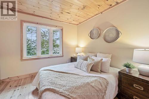 4291 Kawagama Lake Road, Algonquin Highlands (Sherborne), ON - Indoor Photo Showing Bedroom