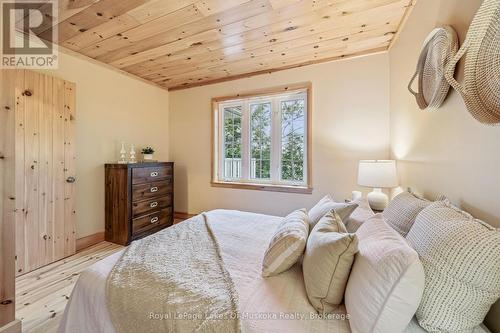 4291 Kawagama Lake Road, Algonquin Highlands (Sherborne), ON - Indoor Photo Showing Bedroom