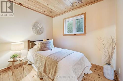 4291 Kawagama Lake Road, Algonquin Highlands (Sherborne), ON - Indoor Photo Showing Bedroom