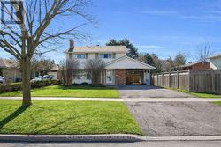 8 UNDERHILL DRIVE Toronto, ON M3A 2J2
