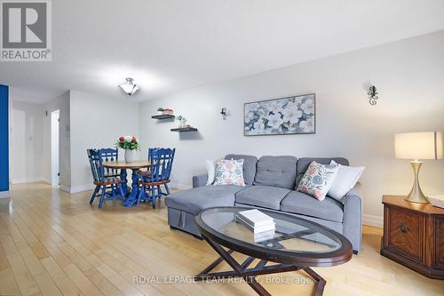 216 Steenbakkers Private, Ottawa, ON - Indoor Photo Showing Living Room