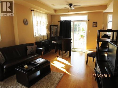 337 Beach Boulevard Unit# 29, Hamilton, ON - Indoor Photo Showing Living Room