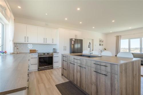 40063 34N Road, La Broquerie, MB - Indoor Photo Showing Kitchen With Double Sink With Upgraded Kitchen